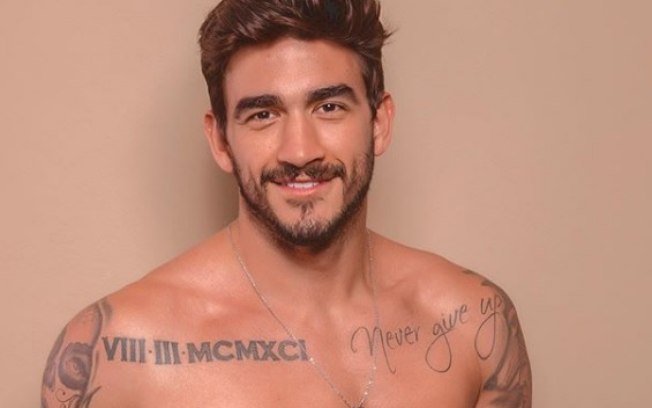 ex-BBB Gui Napolitano jerks off in the shower