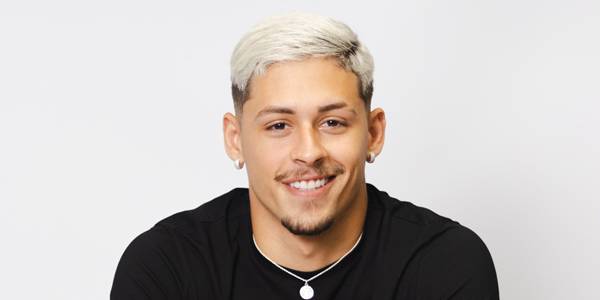 Alex Mendes (alexwm10) jerks off on the corner of the bed