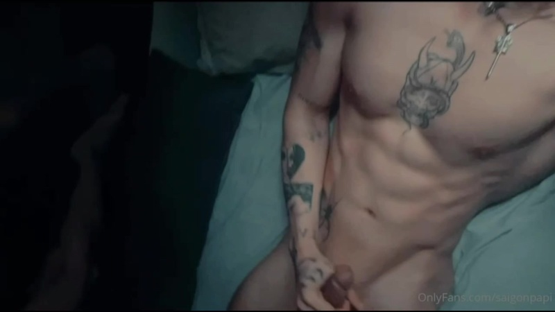 Jerking off in bed and shooting a big load over my abs – Tommy Van (Saigonpapi)