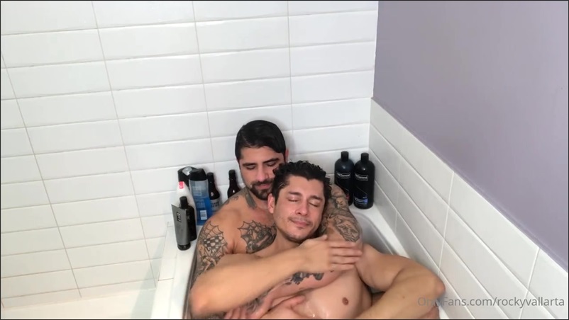 Rocky Vallarta (rockyvallarta) and Ryan Bones – blowjobs in the bathtub