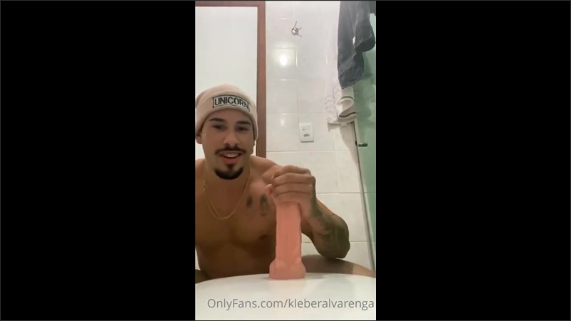 Kleber Alvarenga cums while bouncing on big dildo