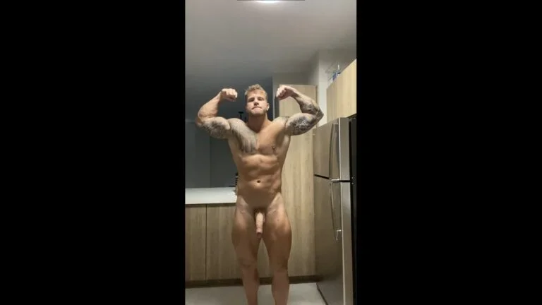 Flexing while showing off my body and cock Philippe Soulier filofficial