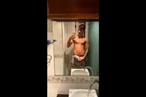 Quick jerk off in the bathroom – Alec Santos (alec_sants)