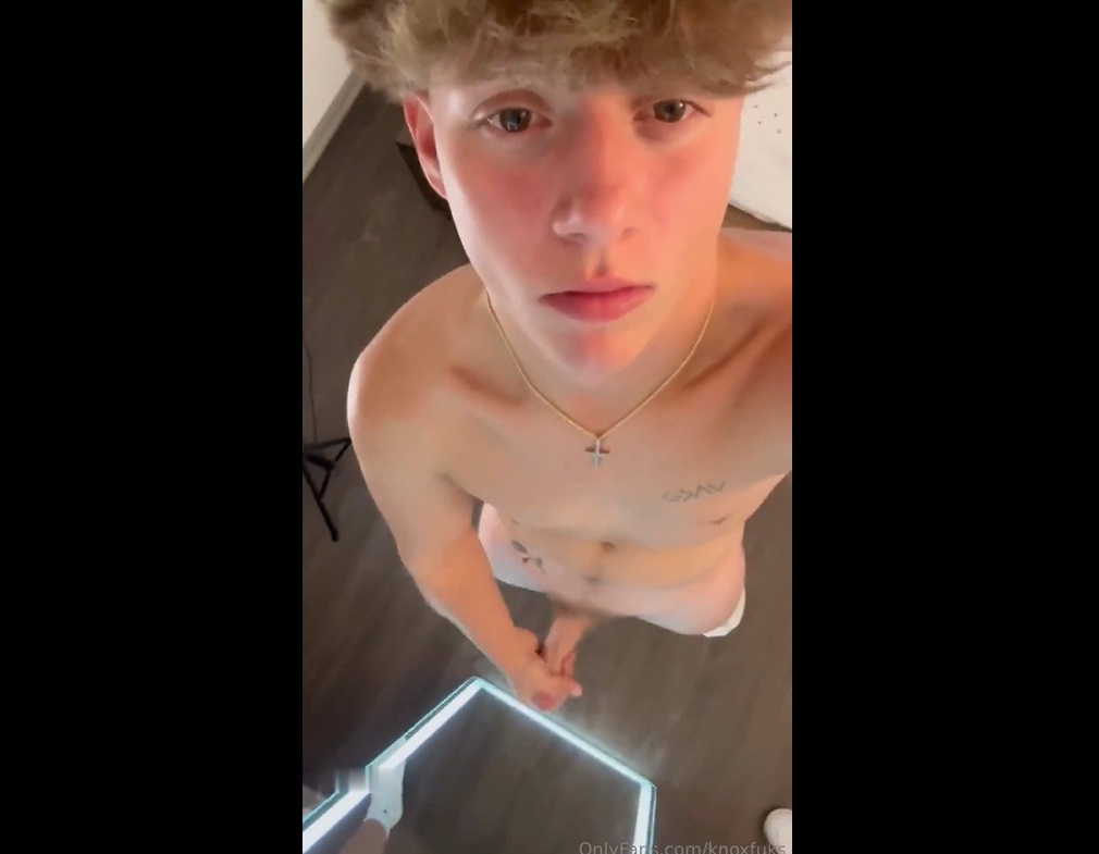 Knoxfuks jerks off