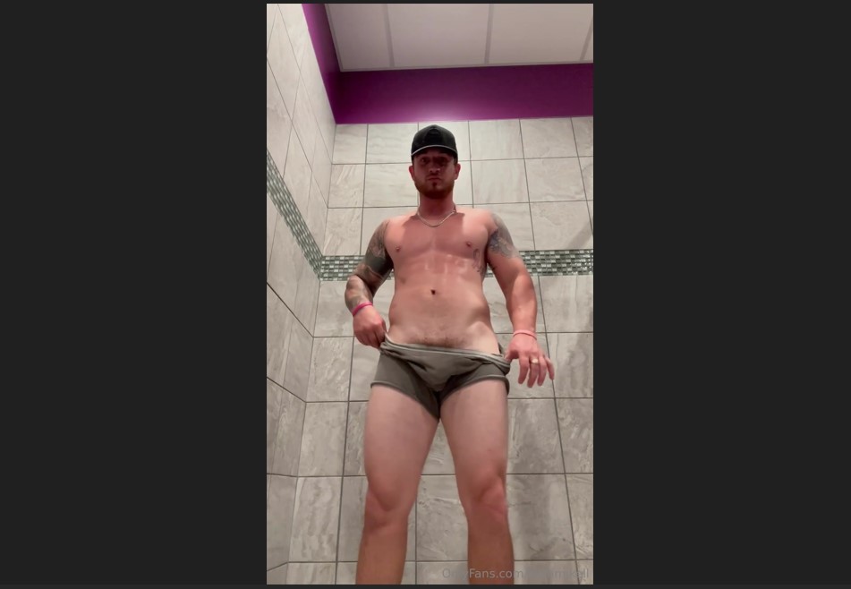 Showing off my body after a workout – Bam Mikell (bammikell)