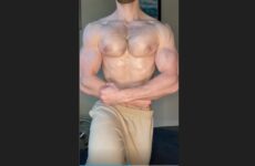 Showing off my oiled up muscular body – Zack (coolcatzack71)