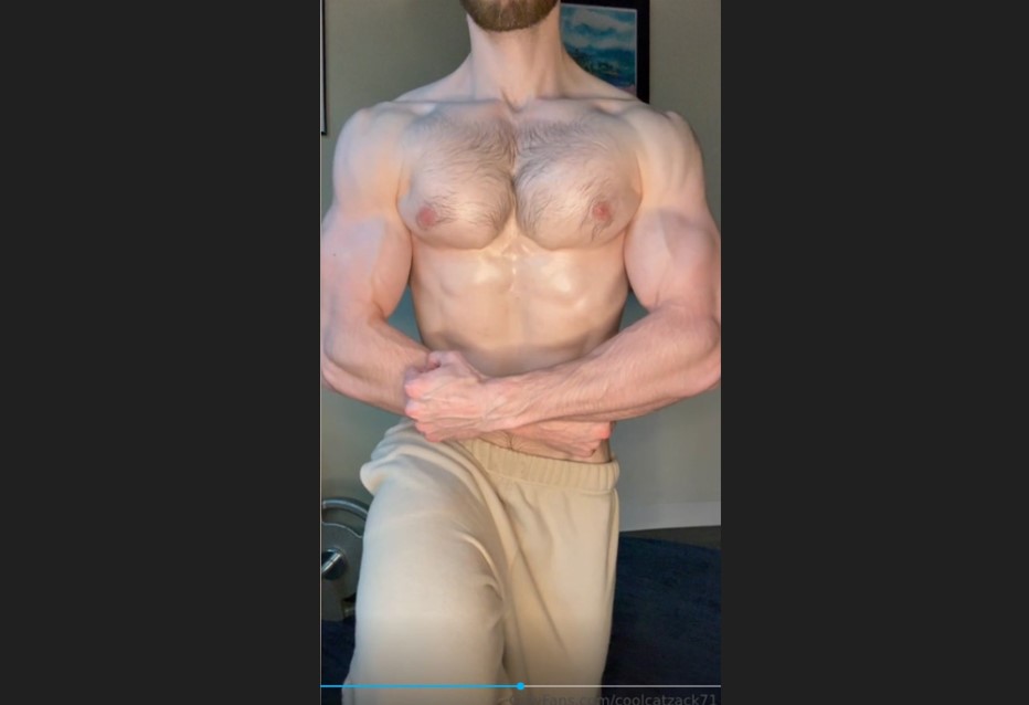 Showing off my oiled up muscular body – Zack (coolcatzack71)