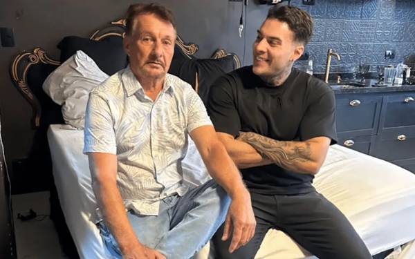 Carlos Urach, father of Andressa Urach, jerks with Rafa Martinez