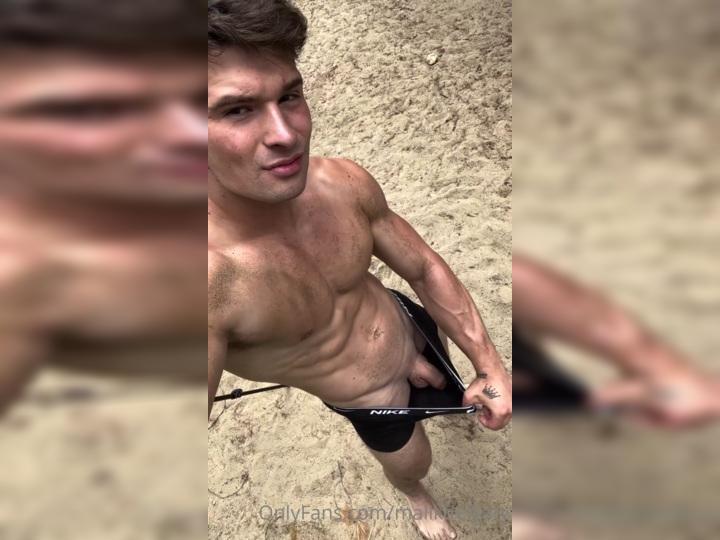 Getting dirty in the sand after a workout outdoors – Malik Delgaty (malikdelgaty) Getting dirty in the sand after a workout outdoors – Malik Delgaty (malikdelgaty)