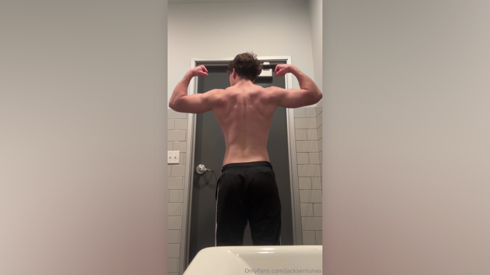 Flexing and showing off my back – Jacksen Luna