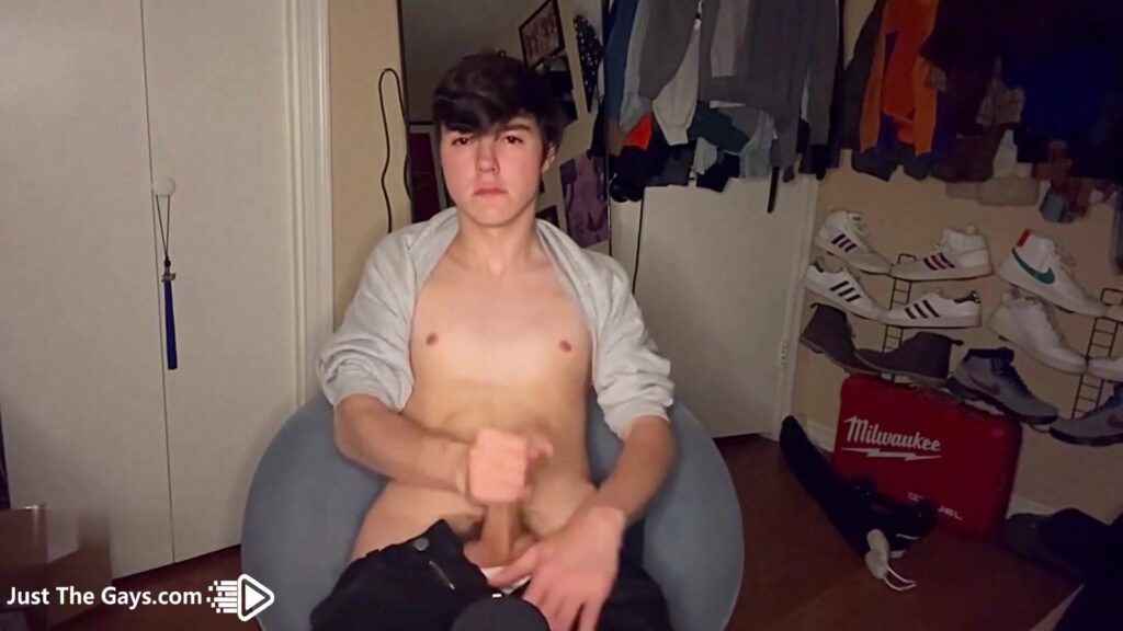 Draythelover jacks off in a home made wank video