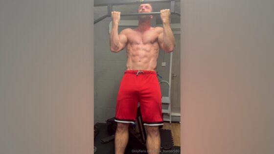 Doing a workout while freeballing – Max Hunter (max_hunter580)