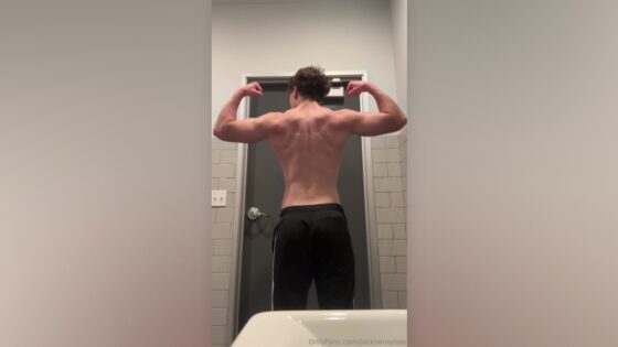 Flexing and showing off my back – Jacksen Luna