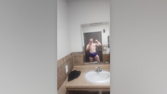 Flexing hard in the mirror – Gymbruh