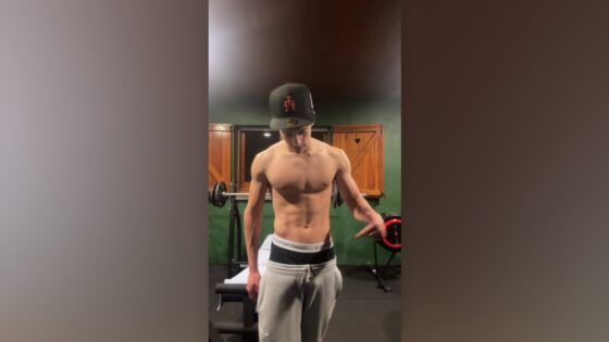 Showing off my body during a workout – Ricard Perez (gymkid2006)