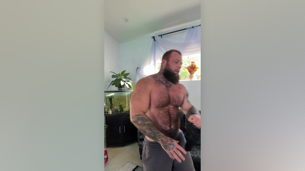 Showing off my hairy muscular body Oleg Varg
