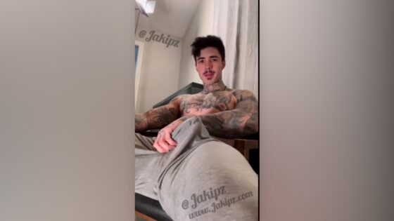 Stroking my big cock in sweatpants – Jake Andrich (Jakipz)