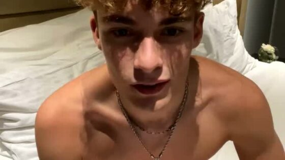 Romeo Twink jerks off on bed in live stream