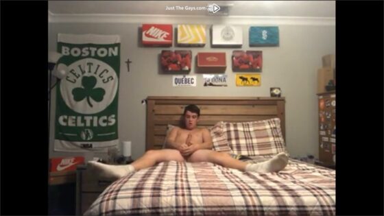College kid has a nice wank on his bed