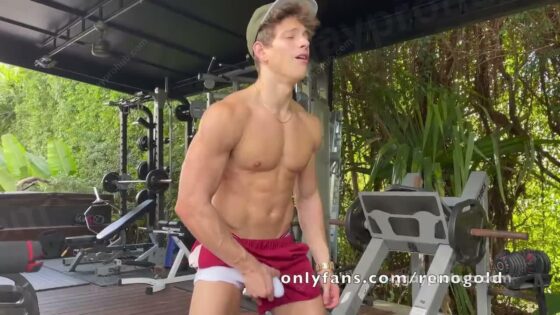 Reno Gold jerks off in the public outdoor gym