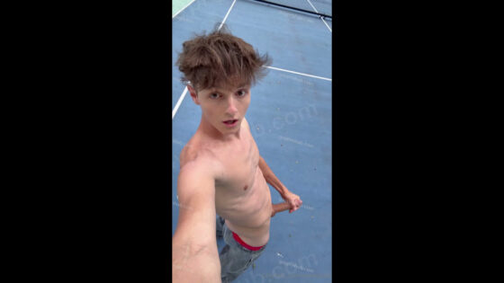 Sven jerks off on another public tennis court – svandylove