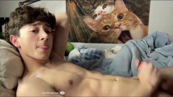 Cute twink jerks off with a toy up his hole