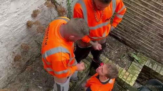 Big Liam – 2 scaffolders use the labours throat