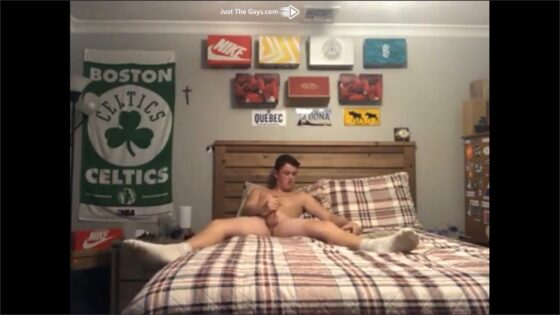 College kid has a nice wank on his bed